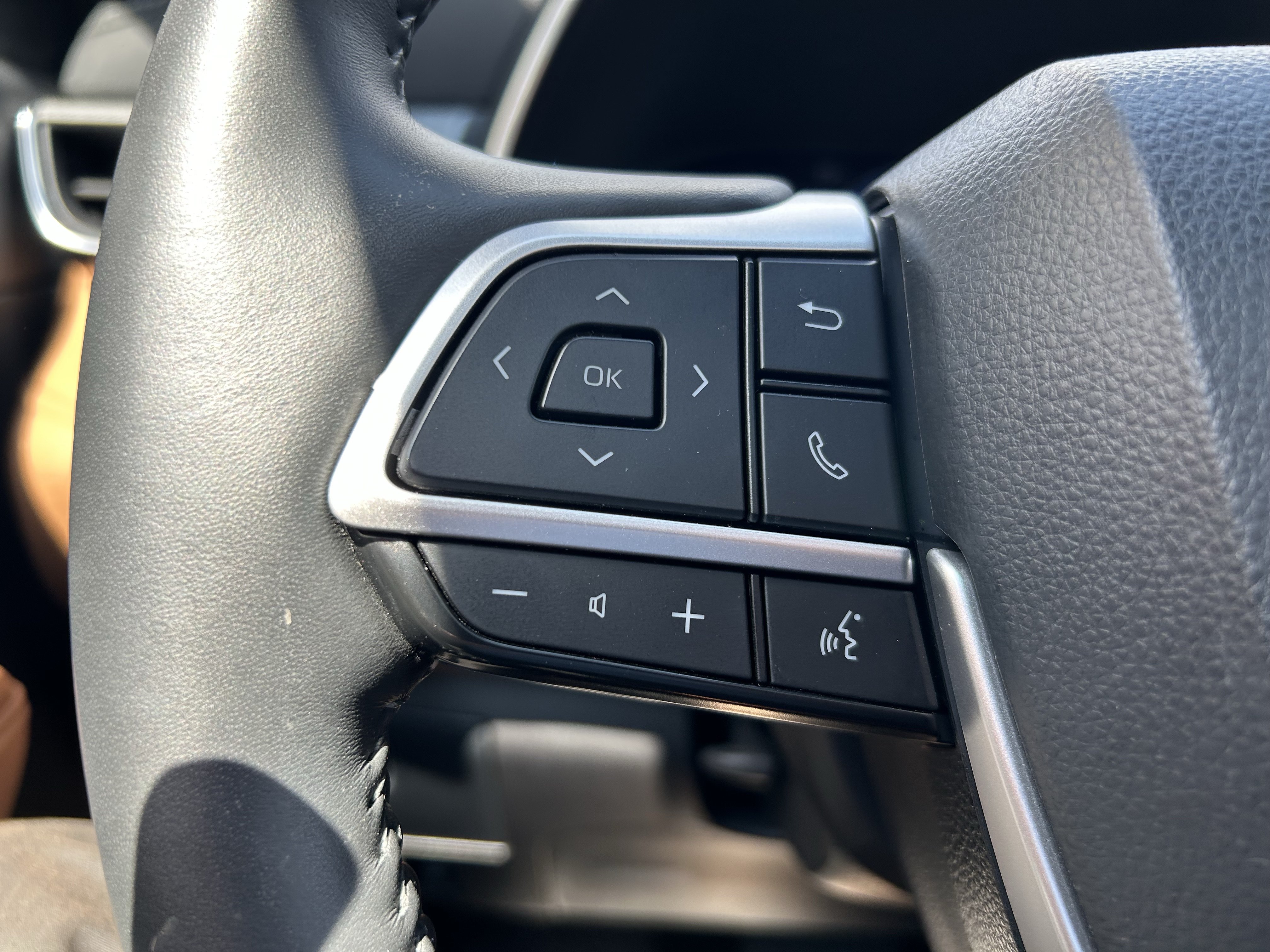 Used 2024 Toyota Highlander Platinum AWD/4WD image 25