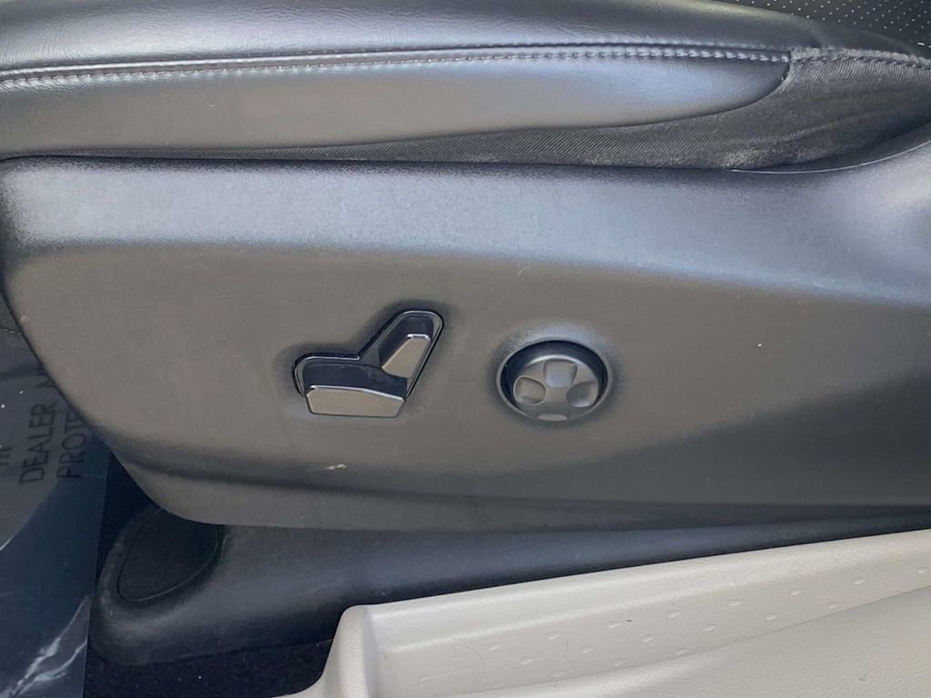 Used 2023 Chrysler Pacifica Touring-L image 14