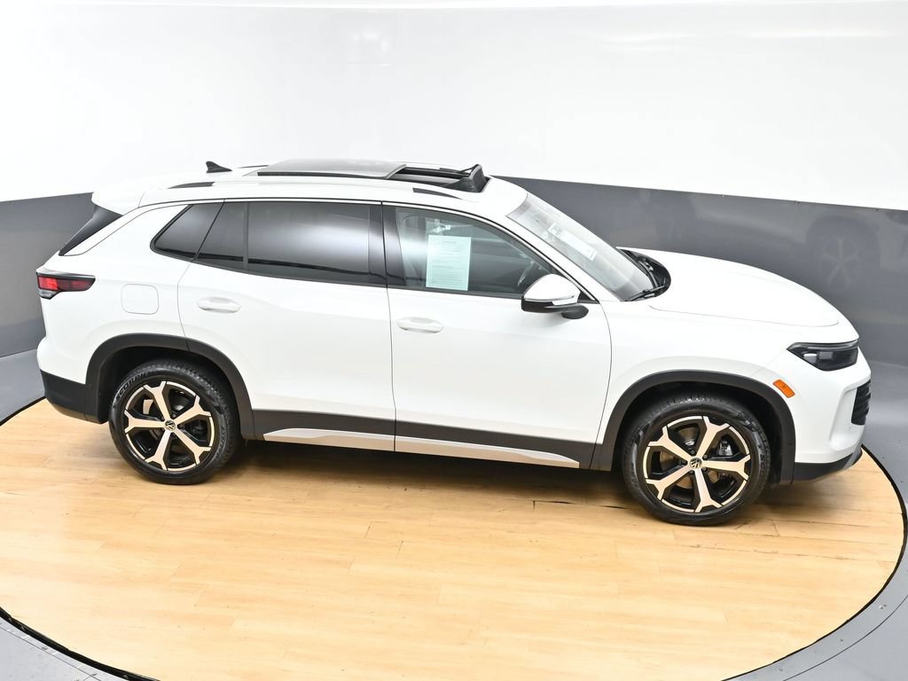 Used 2025 Volkswagen Tiguan SE w/ Panoramic Sunroof Package AWD/4WD image 8