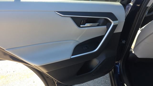 Used 2020 Toyota RAV4 XLE Premium image 16