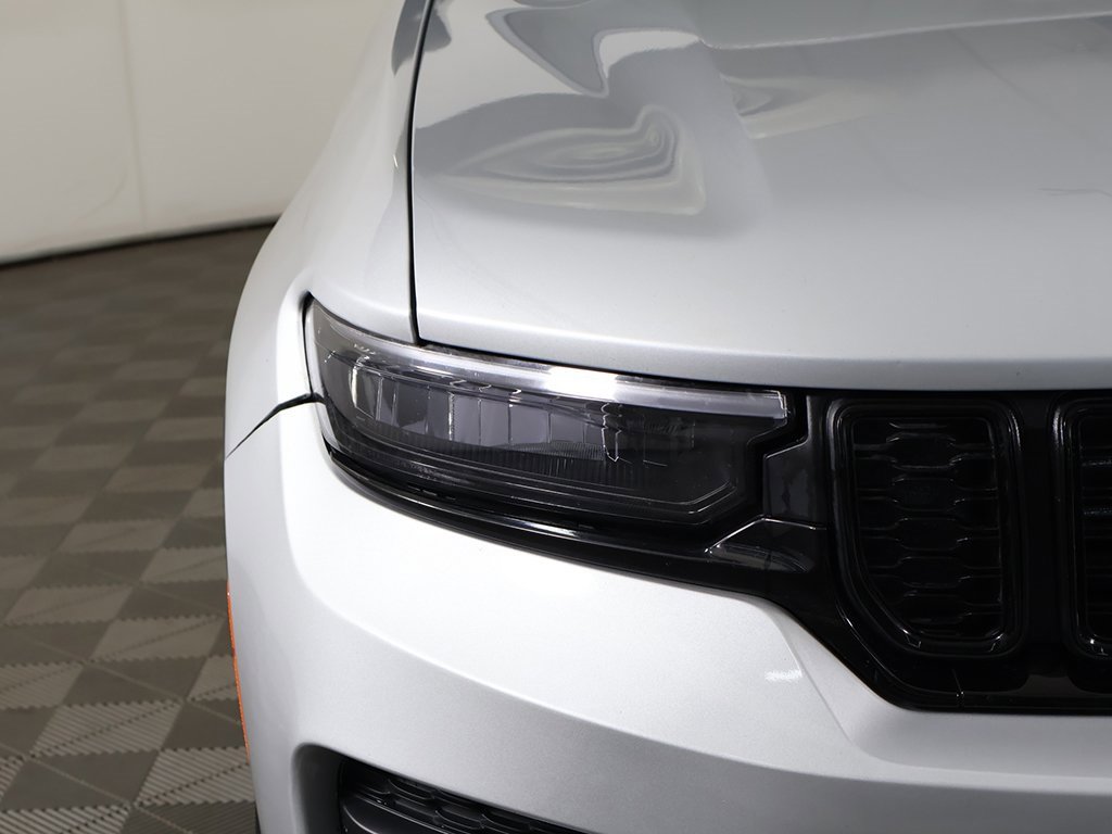 Used 2024 Jeep Grand Cherokee Altitude image 12