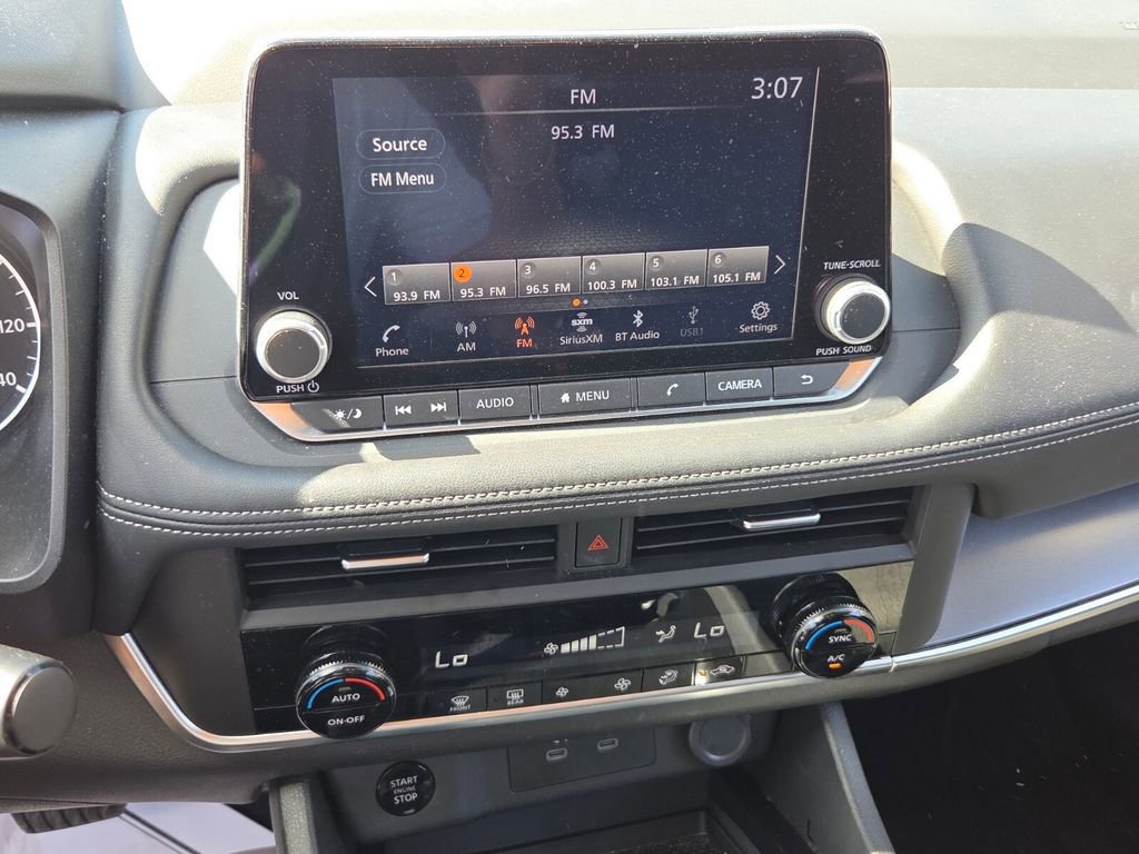 Used 2025 Nissan Rogue SV image 17