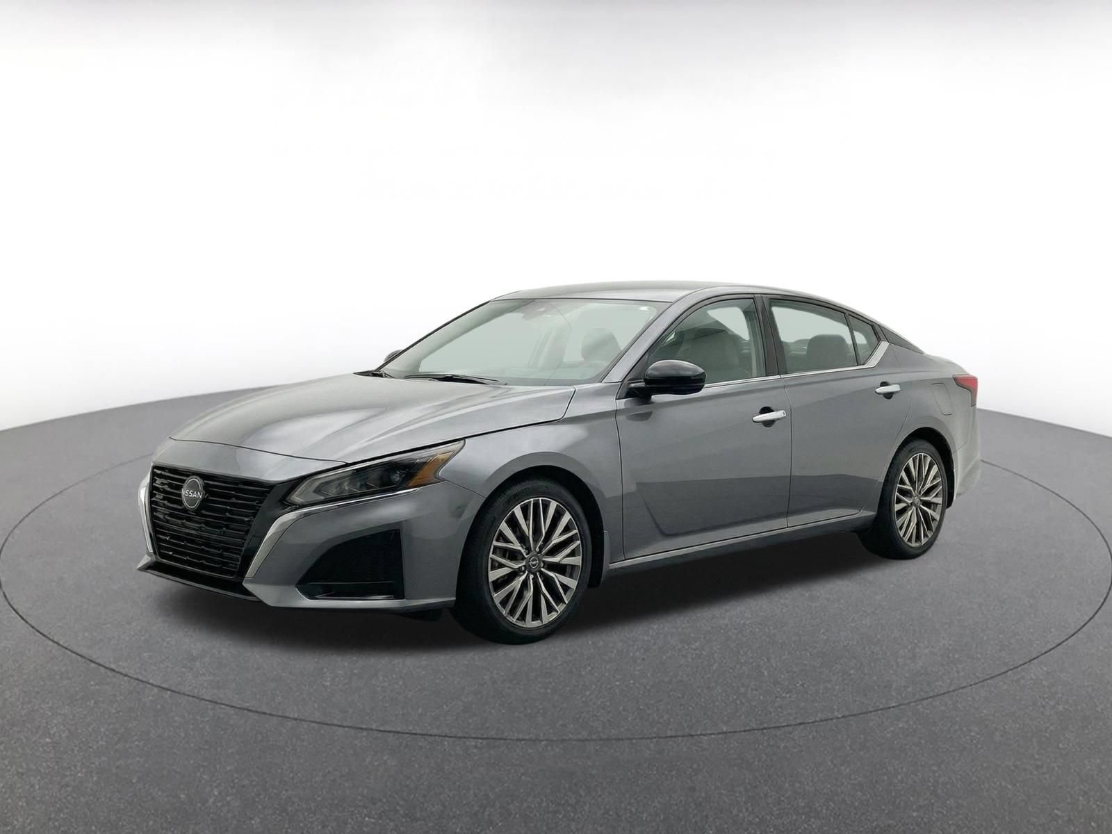 Used 2025 Nissan Altima 2.5 SV FWD image 3