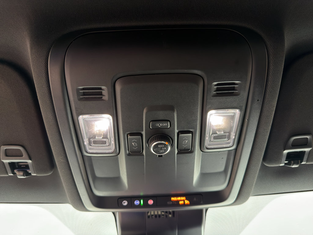Used 2025 GMC Yukon XL AT4 AWD/4WD image 33