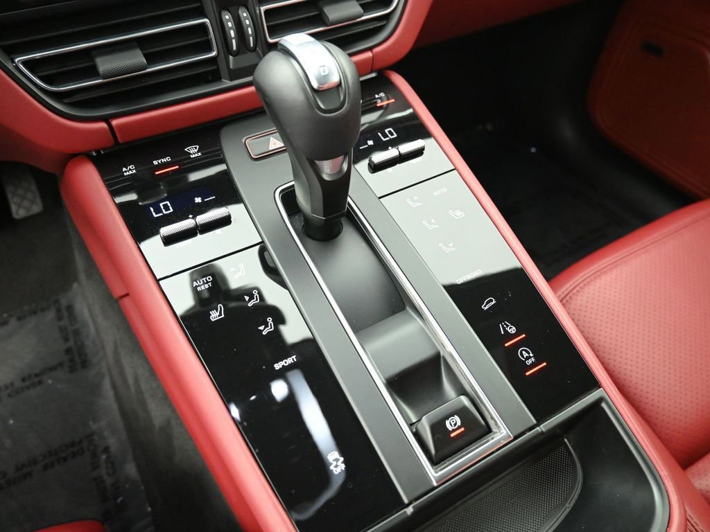 Certified 2025 Porsche Macan AWD/4WD image 21