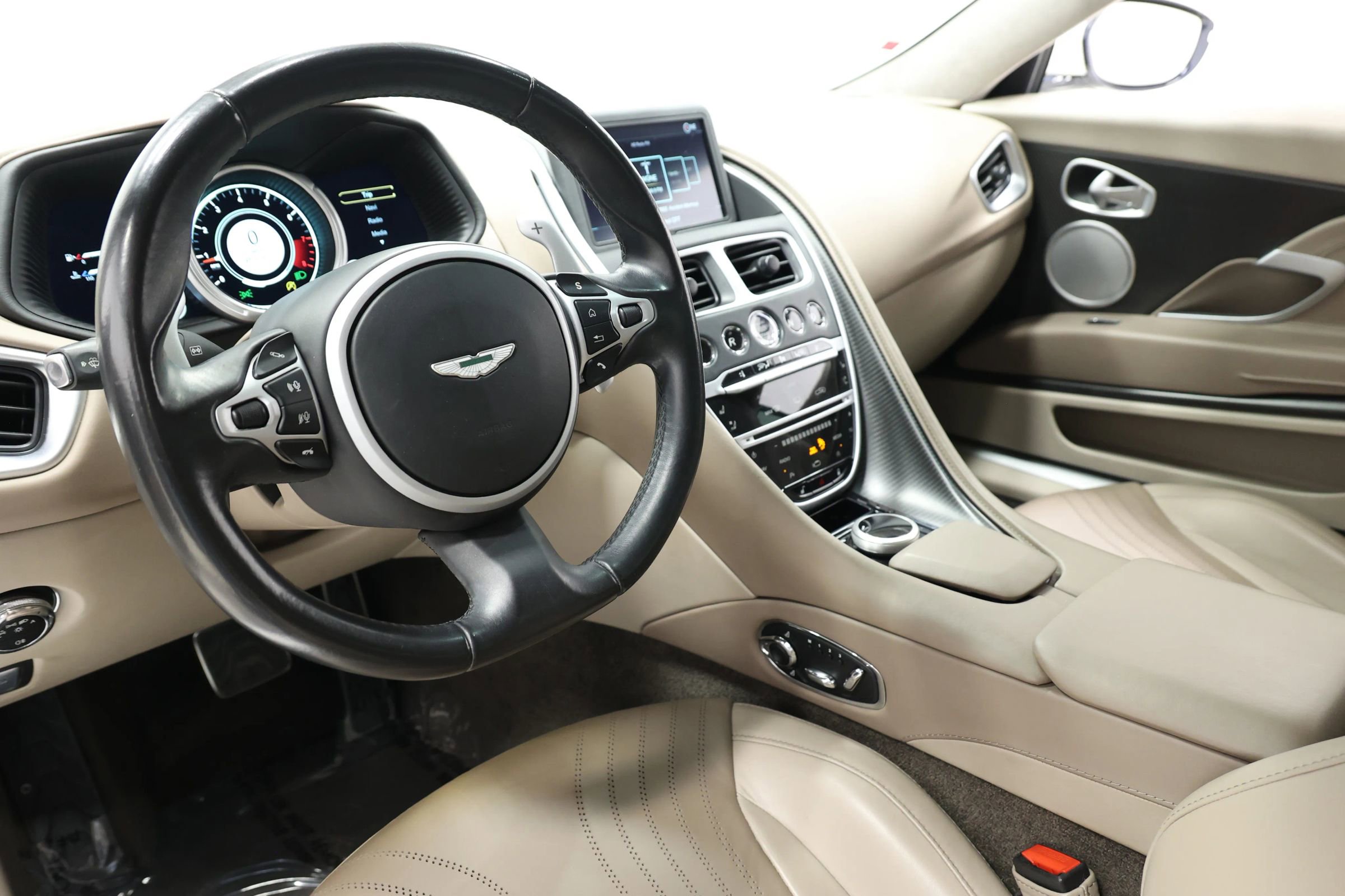 Used 2018 Aston Martin DB11 Coupe image 36