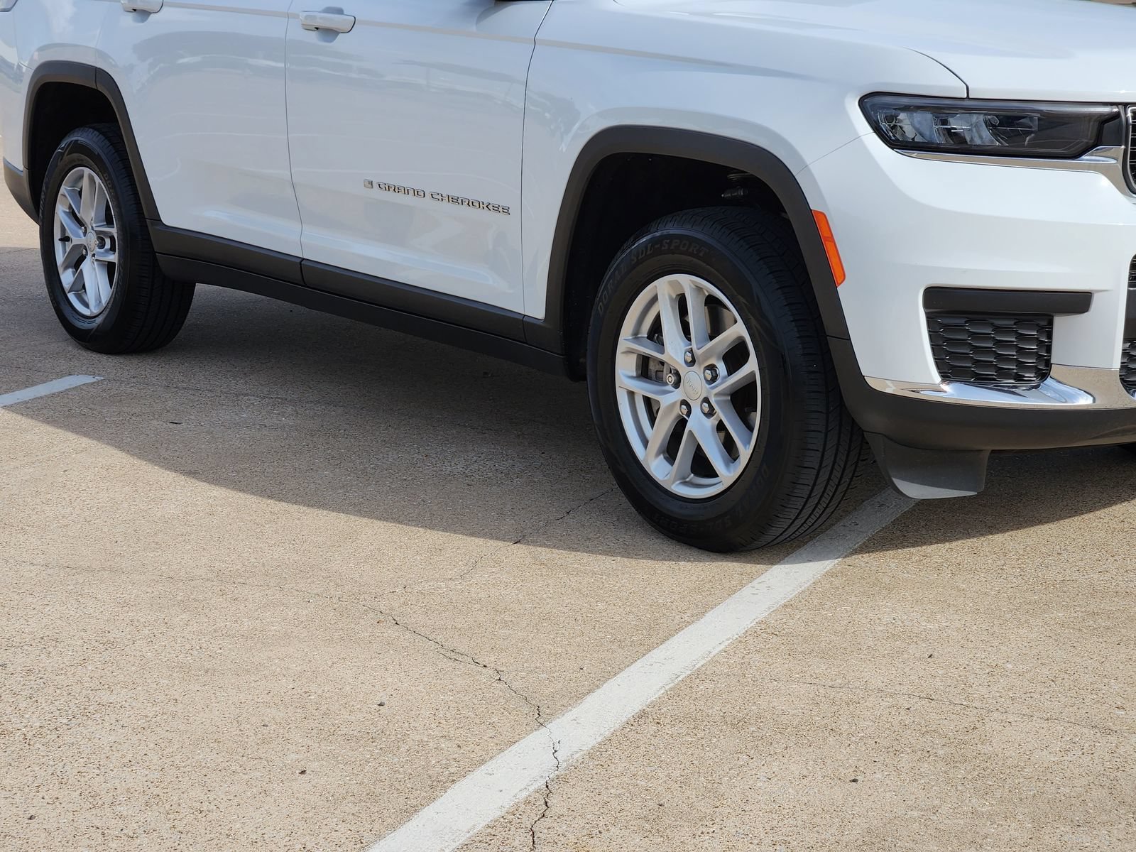 Used 2023 Jeep Grand Cherokee L Laredo w/ Luxury Tech Group I AWD/4WD image 11
