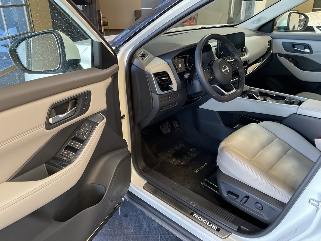 Used 2023 Nissan Rogue SL w/ SL Premium Package image 10