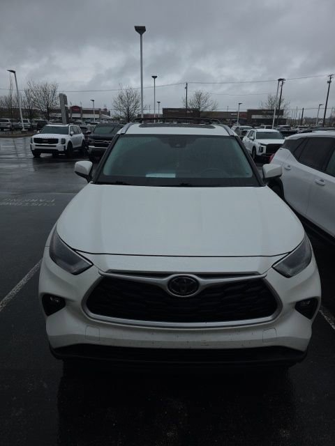 Used 2021 Toyota Highlander XLE image 3