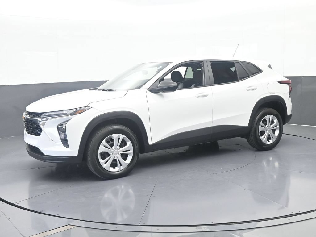 Used 2025 Chevrolet Trax LS FWD image 2