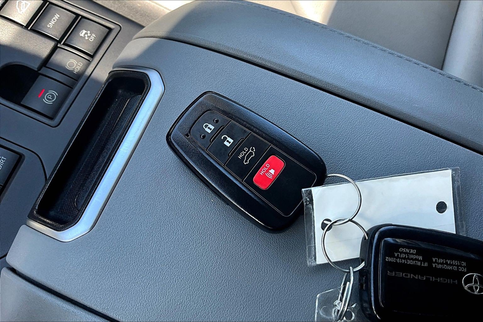 Used 2023 Toyota Highlander XLE AWD/4WD image 10