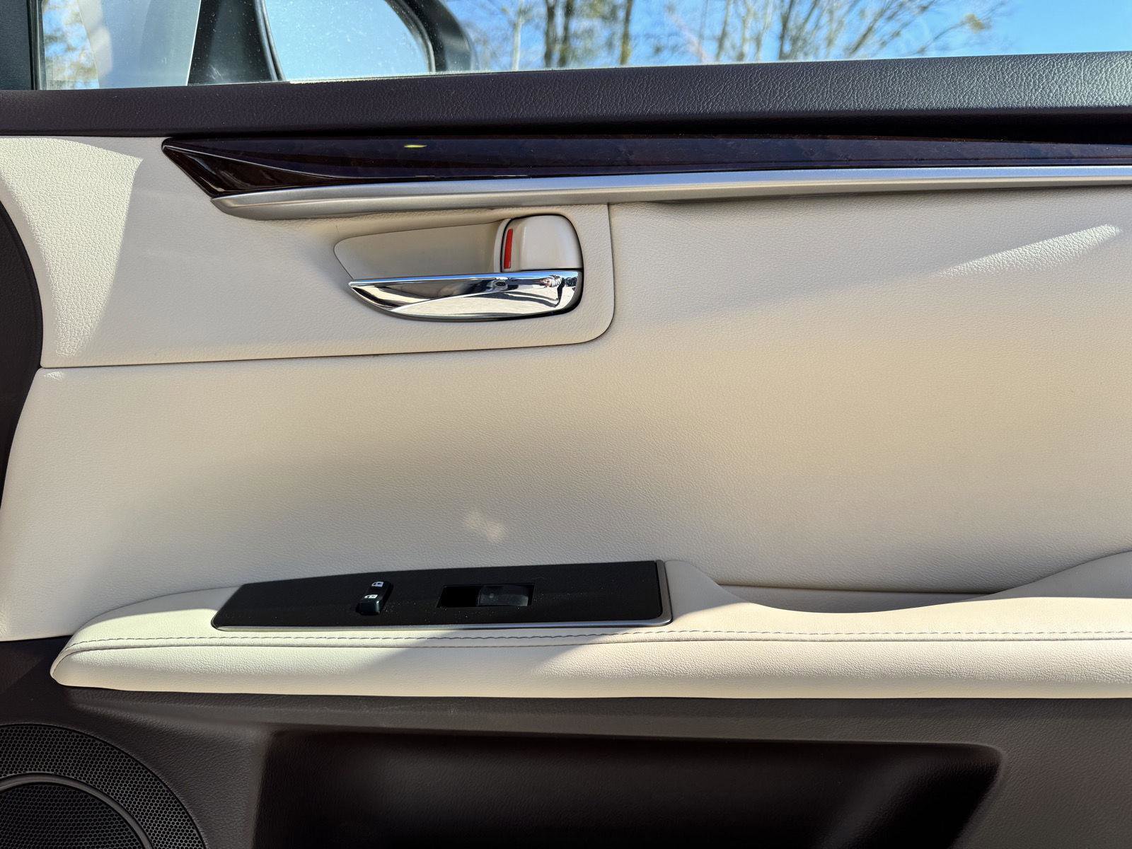 Used 2018 Lexus ES 350 w/ Luxury Package w/Wood Trim image 28