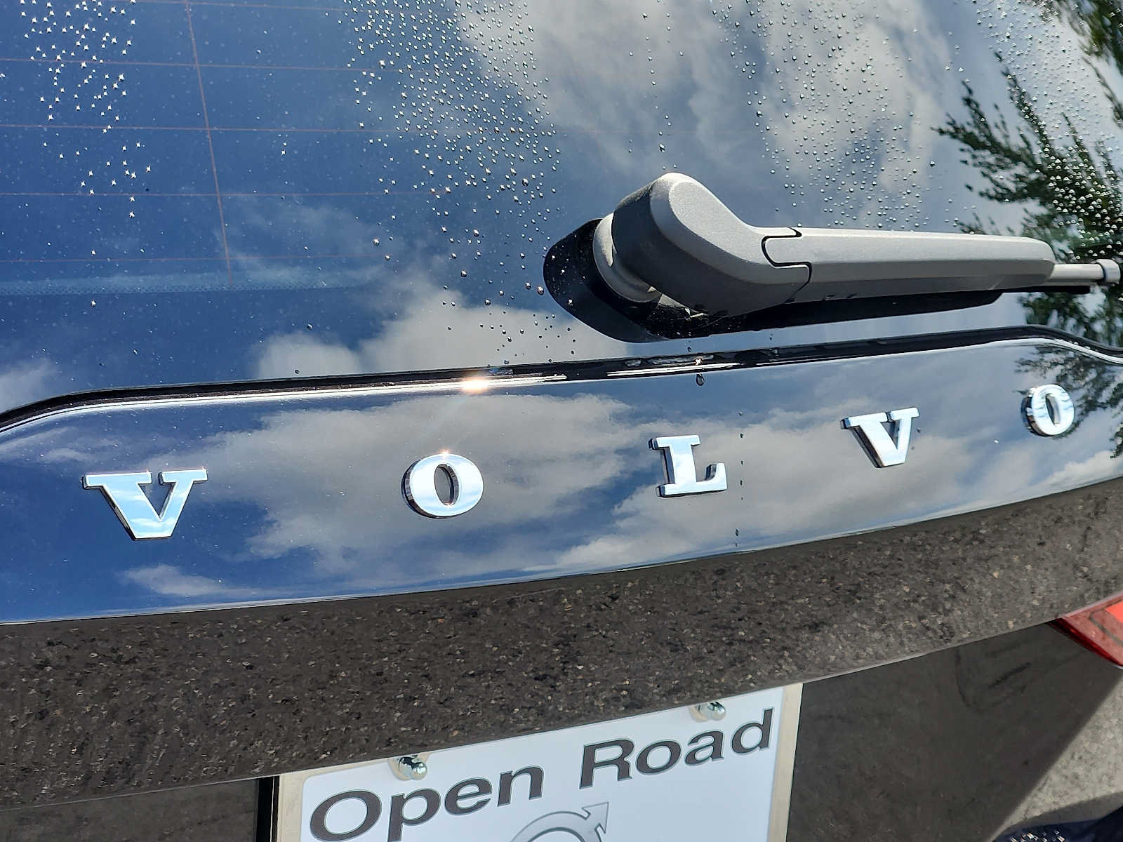 Certified 2024 Volvo V60 B5 Cross Country Plus w/ Protection Package Premier AWD/4WD image 28