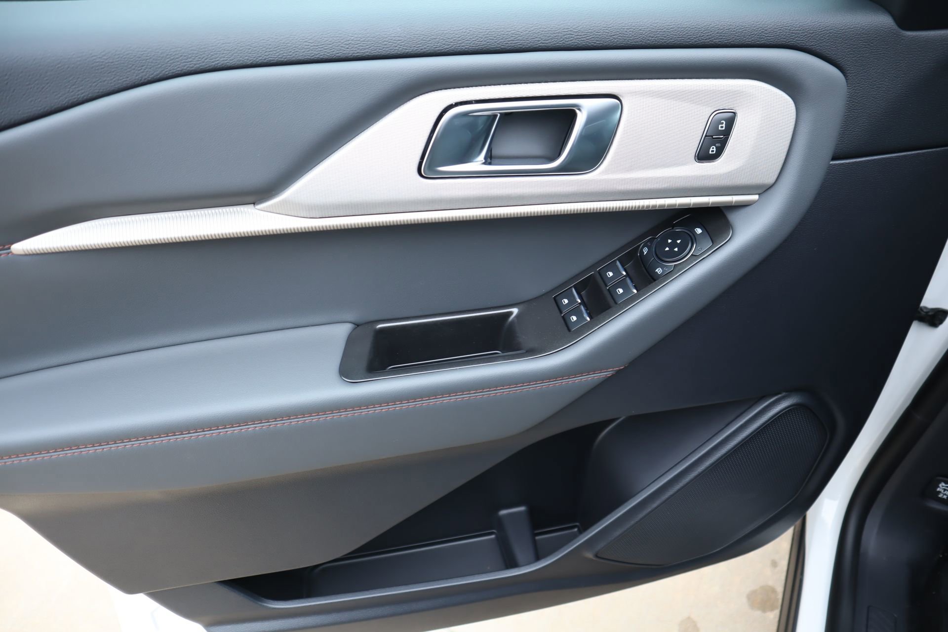 New 2026 Ford Explorer Active RWD image 18
