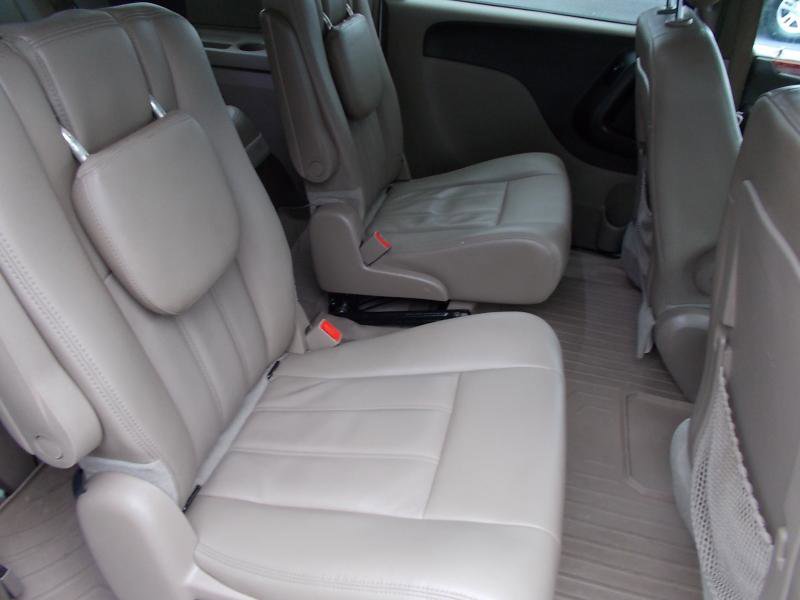Used 2016 Chrysler Town & Country Touring image 23