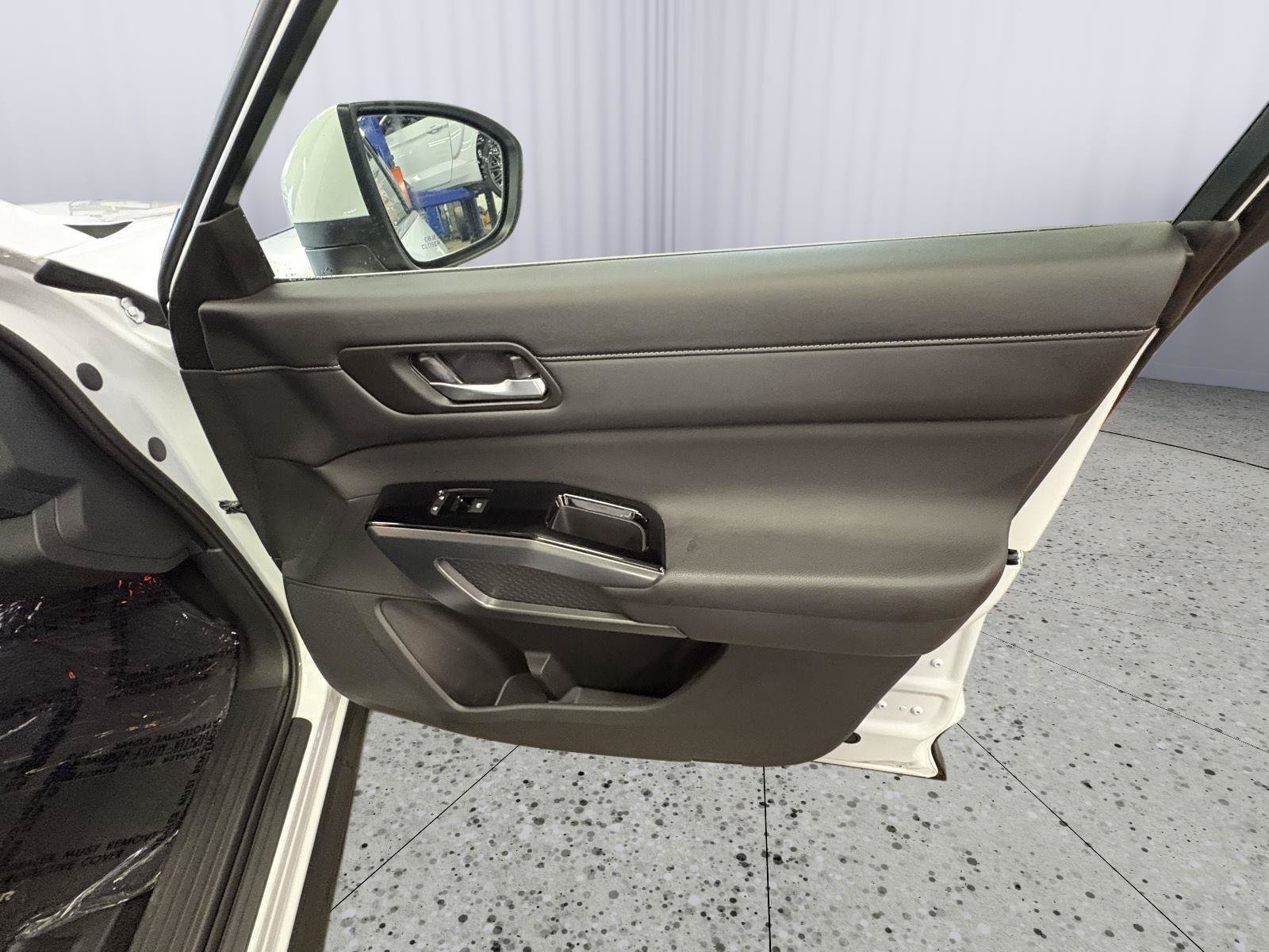 Used 2025 Nissan Pathfinder SL w/ SL Premium Package AWD/4WD image 14