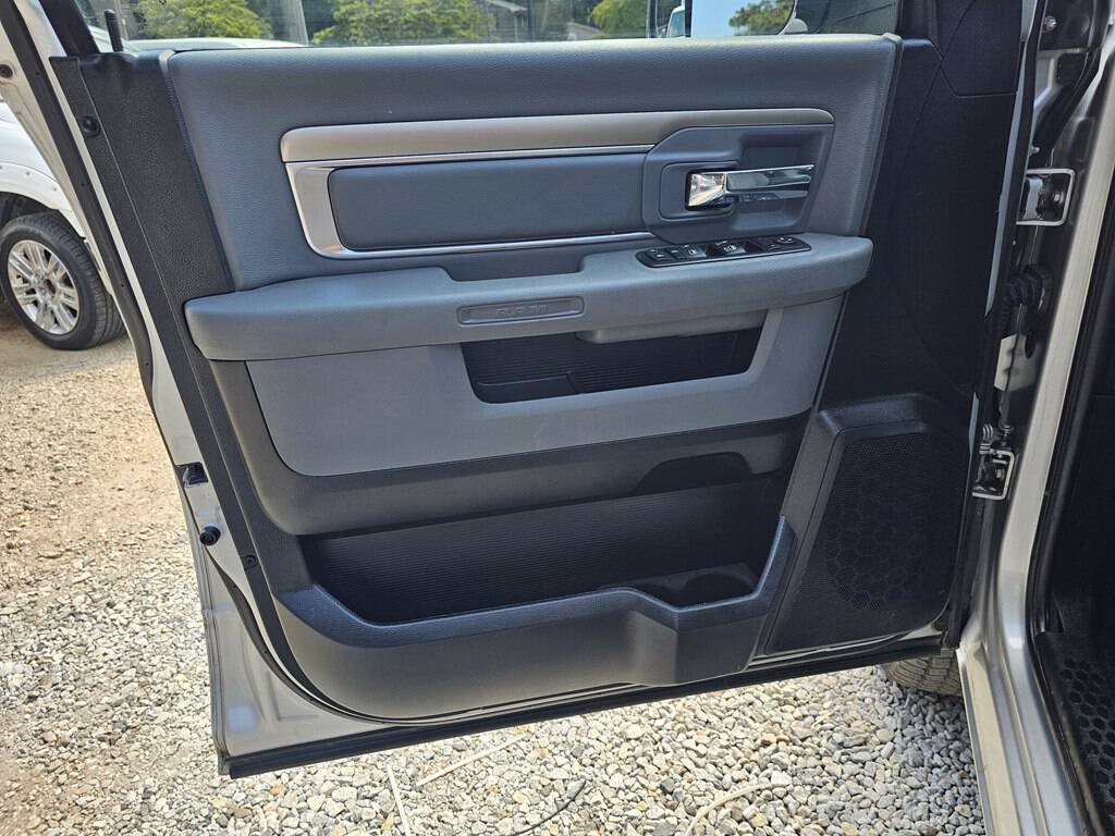 Used 2016 RAM 1500 Classic SLT AWD/4WD image 12