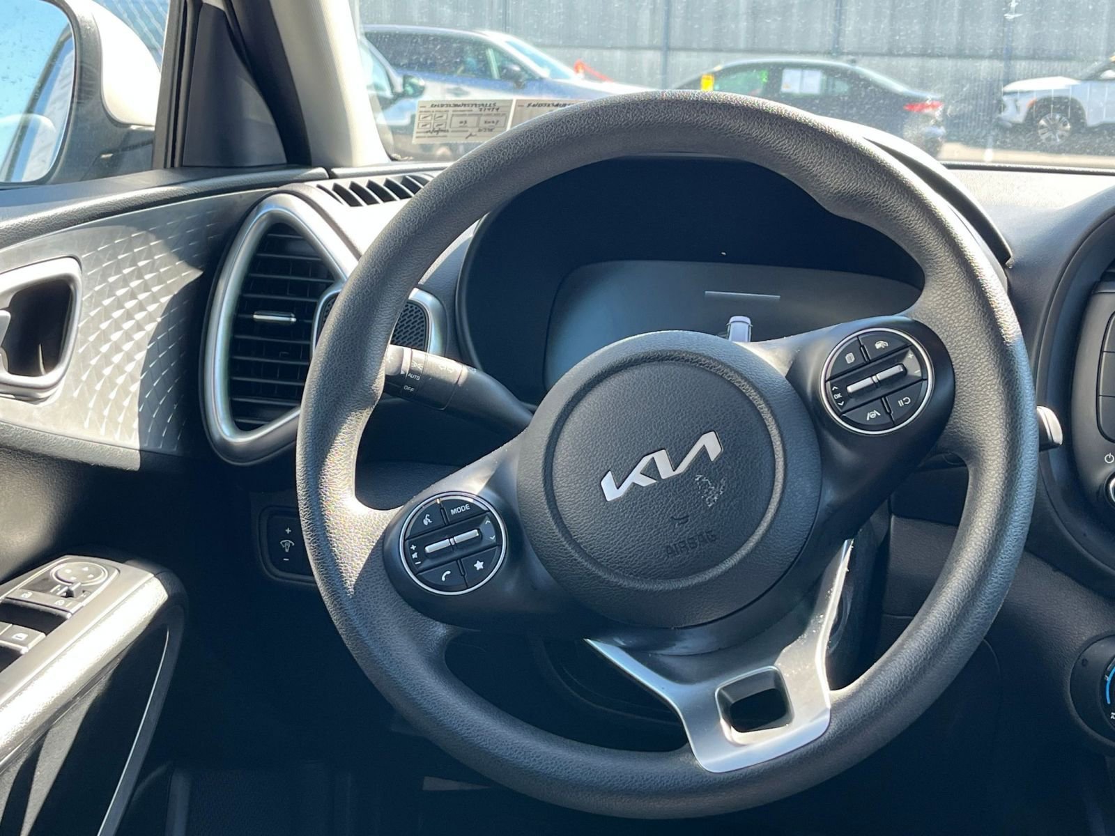 Used 2025 Kia Soul LX w/ LX Technology Package FWD image 26