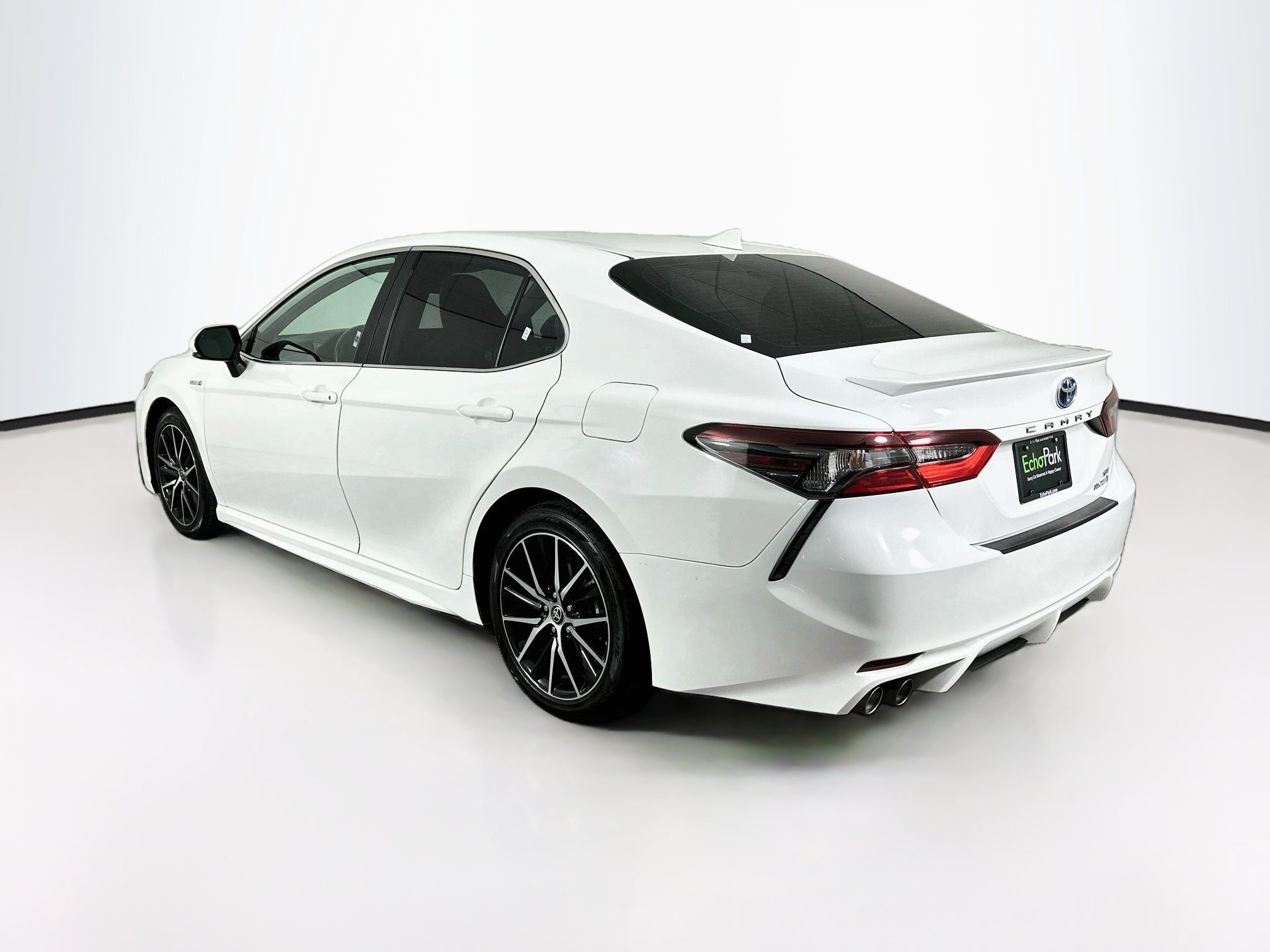 Used 2021 Toyota Camry SE w/ Cold Weather Package FWD image 5