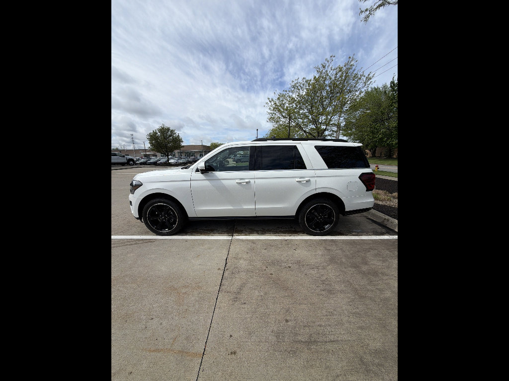 Used 2023 Ford Expedition Limited AWD/4WD image 2