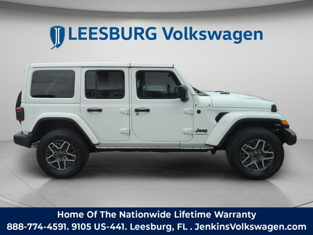 Used 2025 Jeep Wrangler Unlimited Sahara AWD/4WD image 3