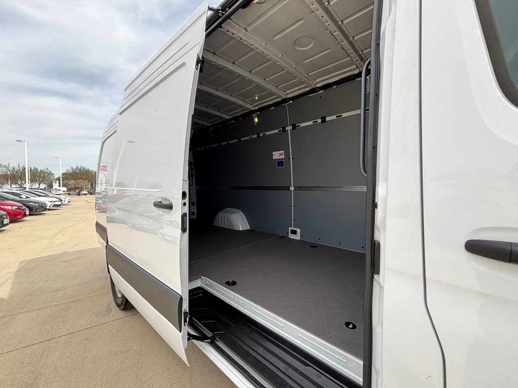 Used 2025 Mercedes-Benz Sprinter 2500 image 24