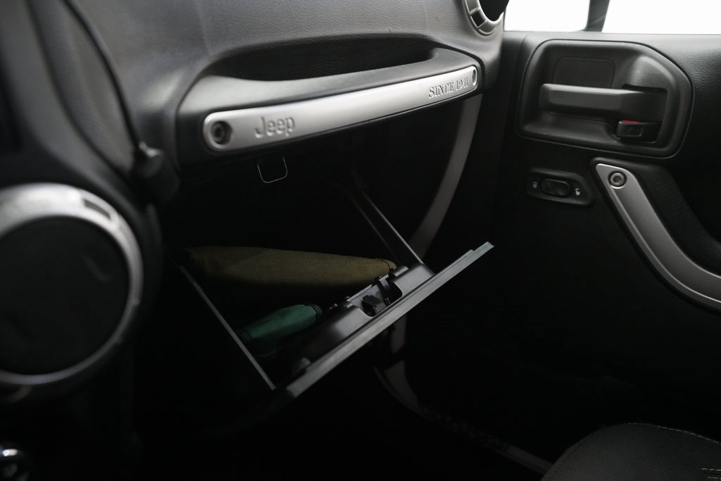 Used 2015 Jeep Wrangler Unlimited Sahara w/ Connectivity Group image 28