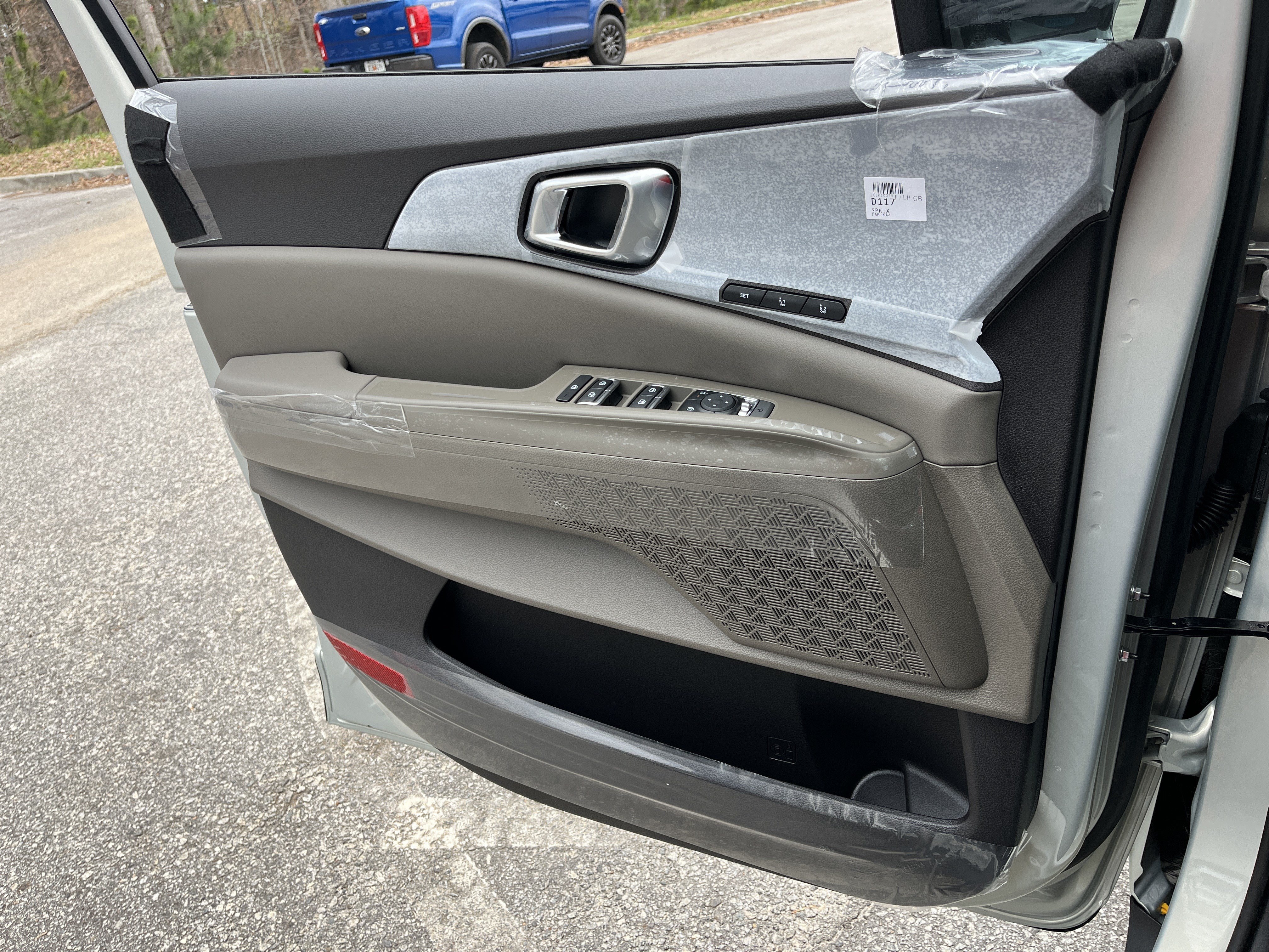 New 2026 Kia Carnival EX FWD image 16