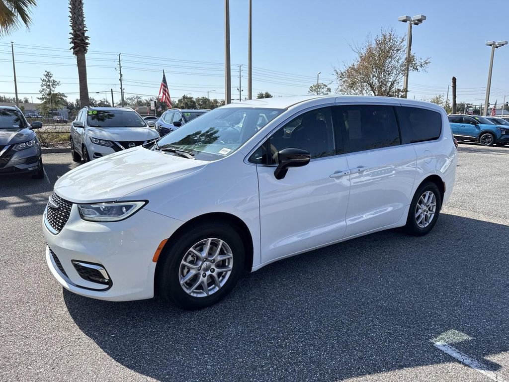 Used 2024 Chrysler Pacifica Touring image 8