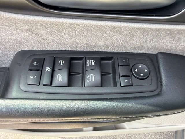 Used 2023 Chrysler Pacifica Touring-L FWD image 23