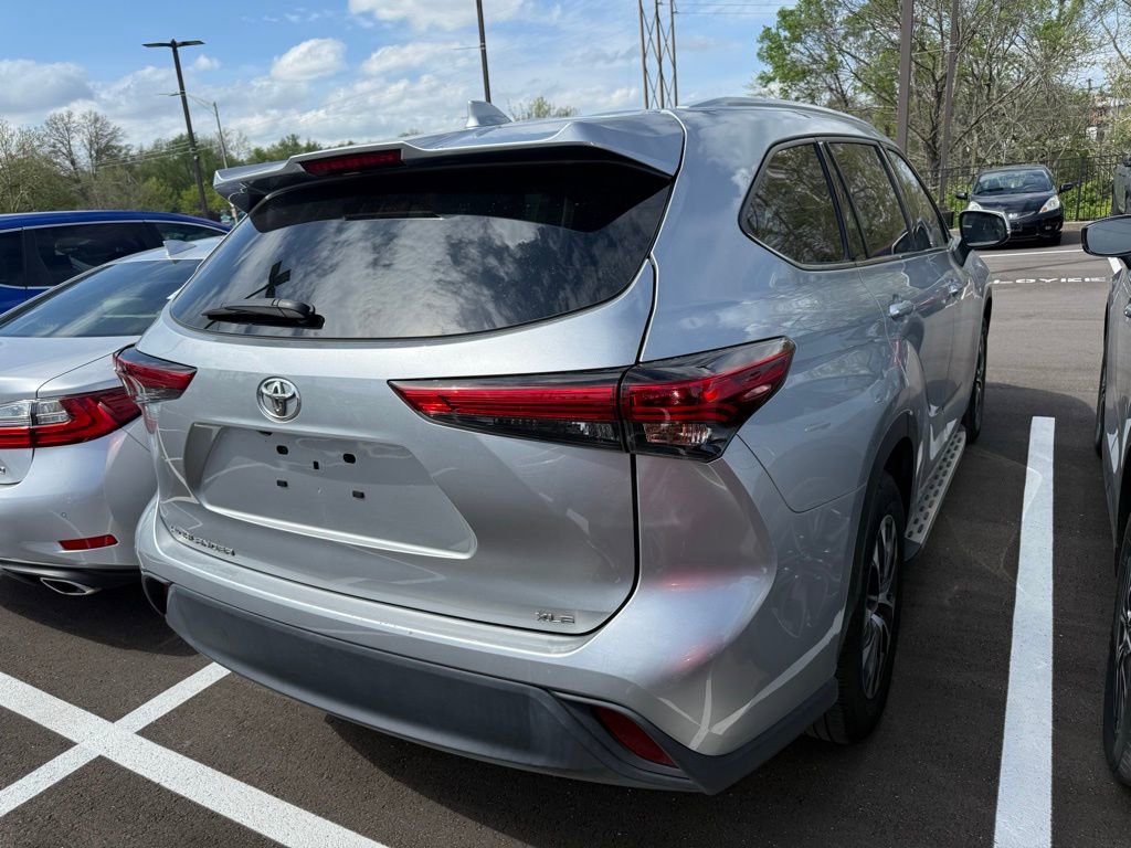 Used 2022 Toyota Highlander XLE FWD image 6