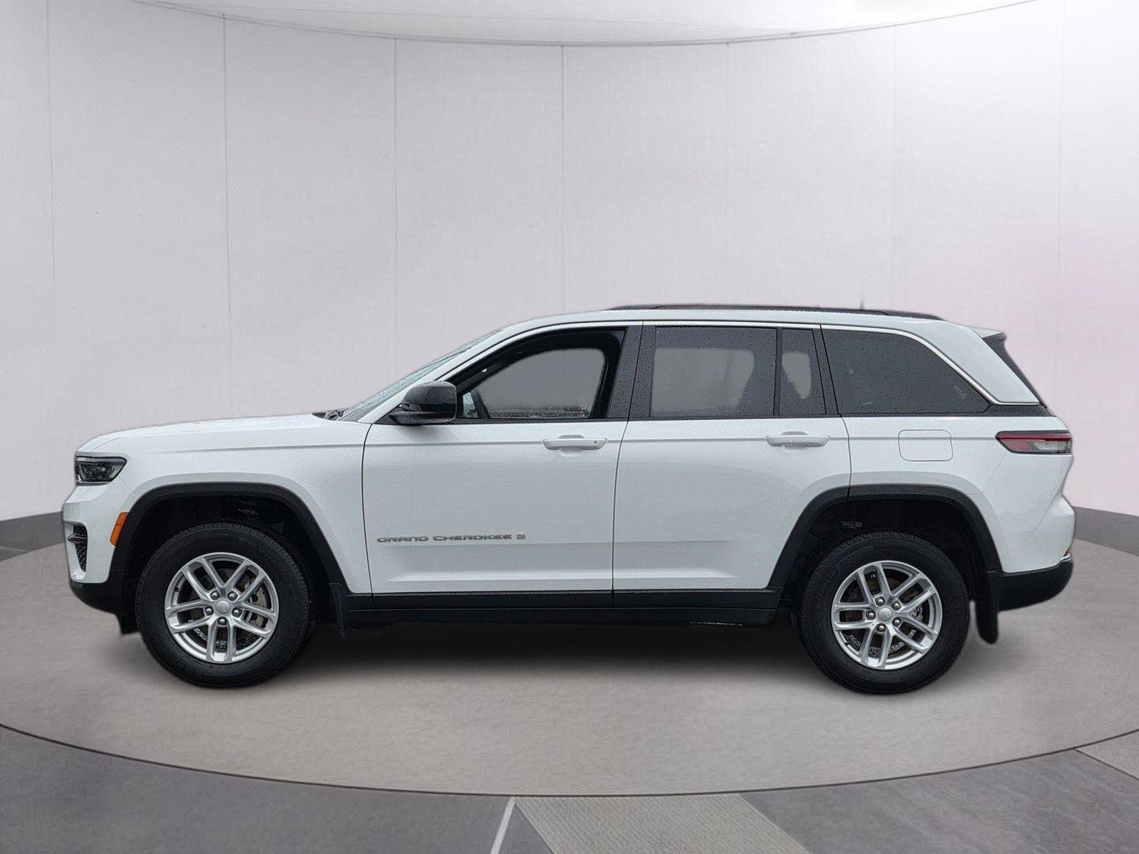 Certified 2025 Jeep Grand Cherokee Laredo X w/ Luxury Tech Group I AWD/4WD image 9