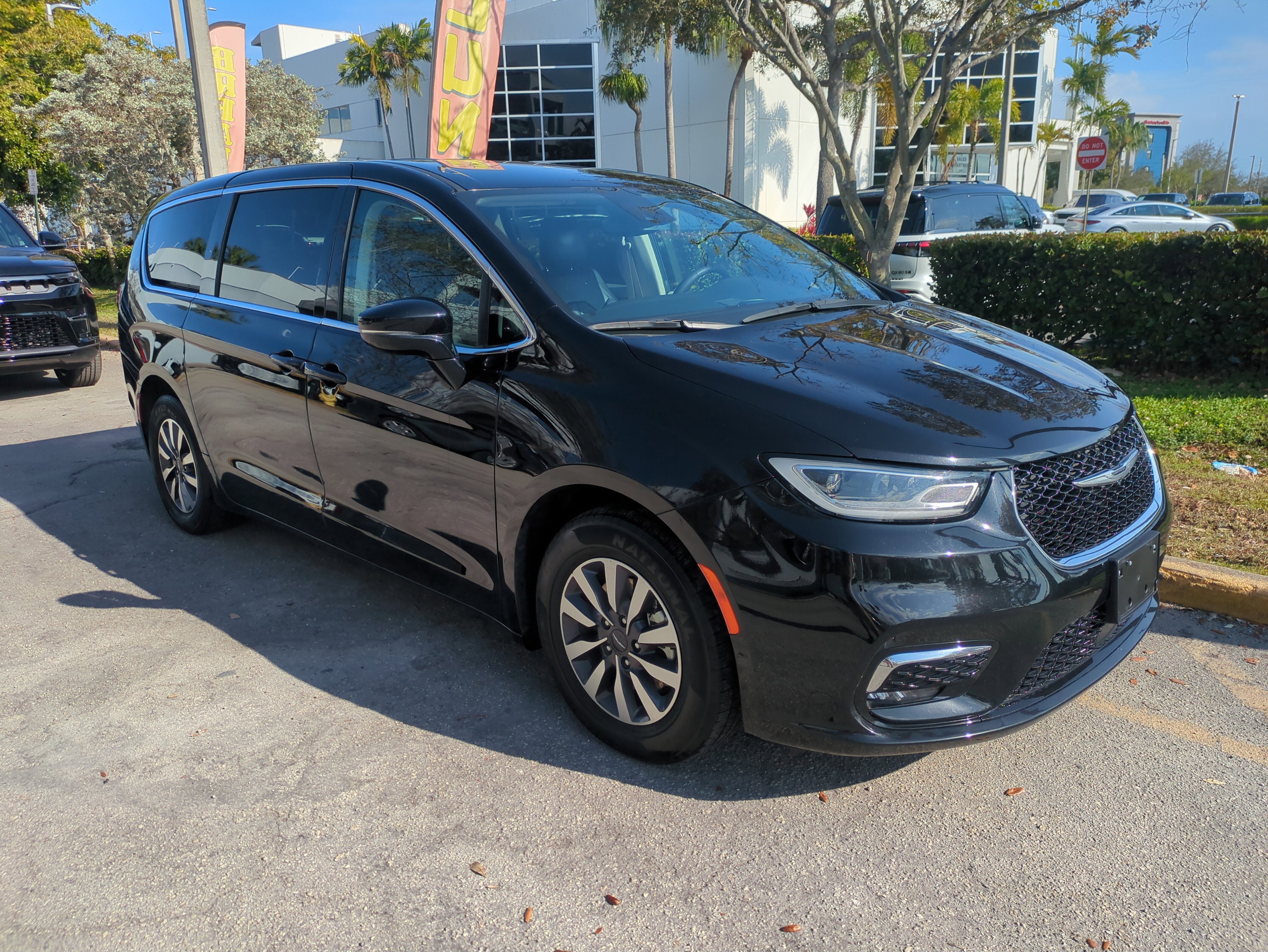 Certified 2024 Chrysler Pacifica Select image 2