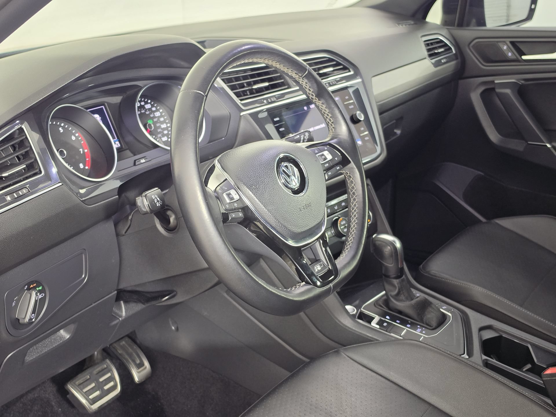 Used 2020 Volkswagen Tiguan SE R-Line FWD image 5
