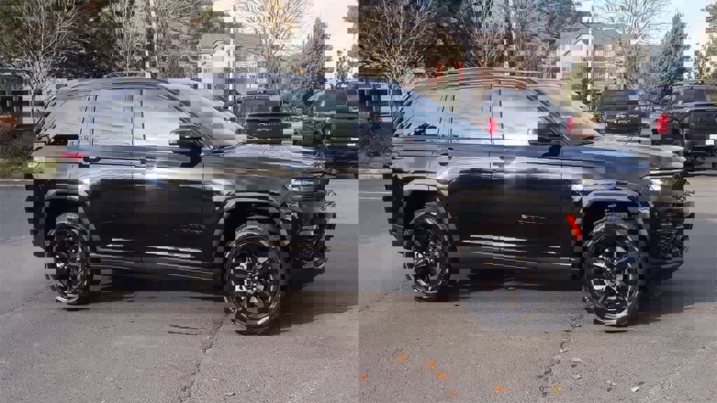 New 2025 Jeep Grand Cherokee Limited w/ Luxury Tech Group II image 2