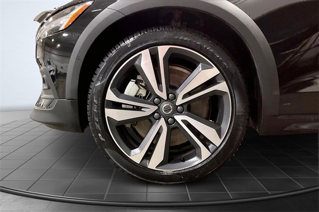 Certified 2025 Volvo V60 B5 Cross Country Plus image 10
