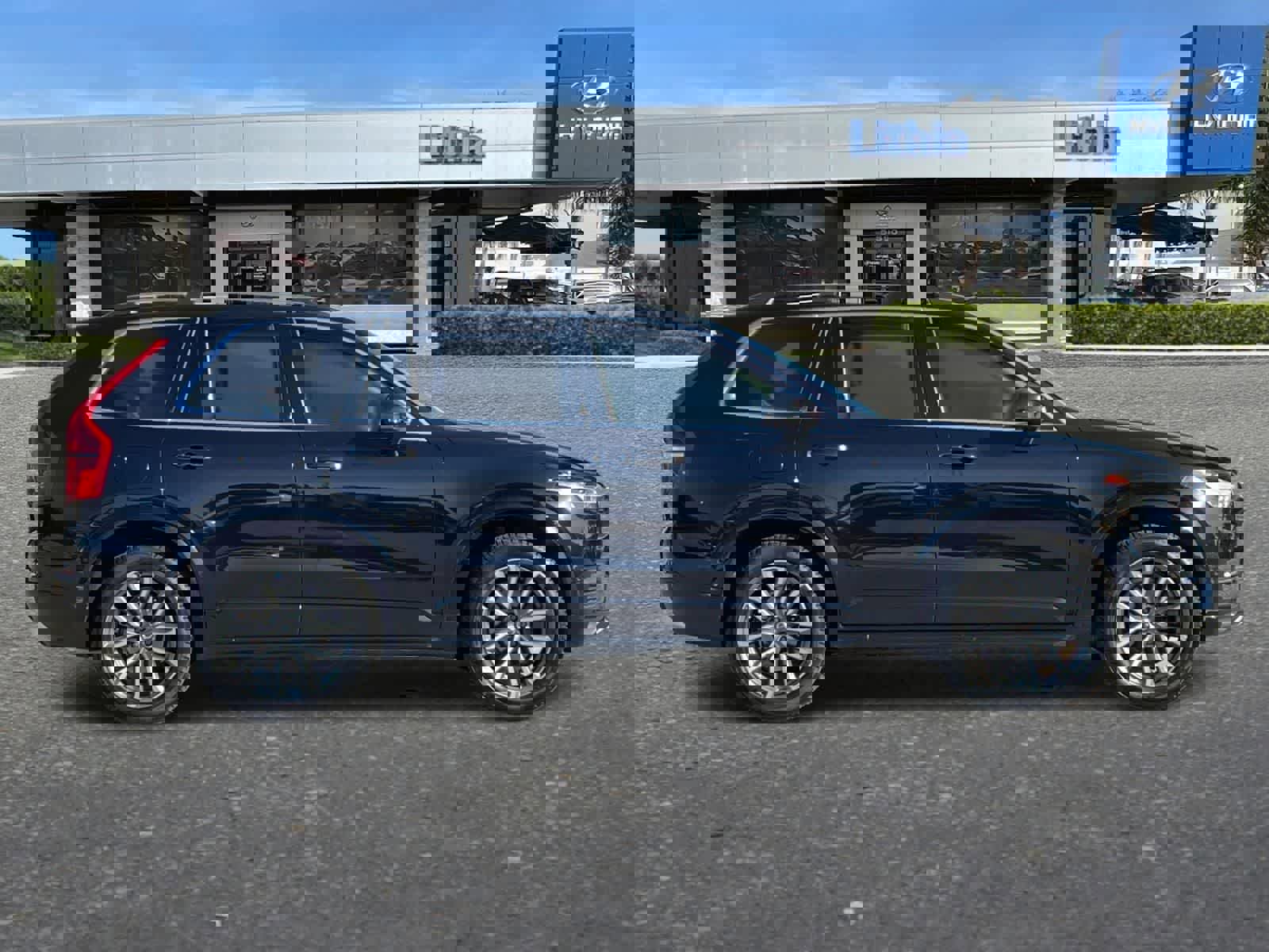 Used 2017 Volvo XC90 T6 Momentum w/ Vision Package image 9