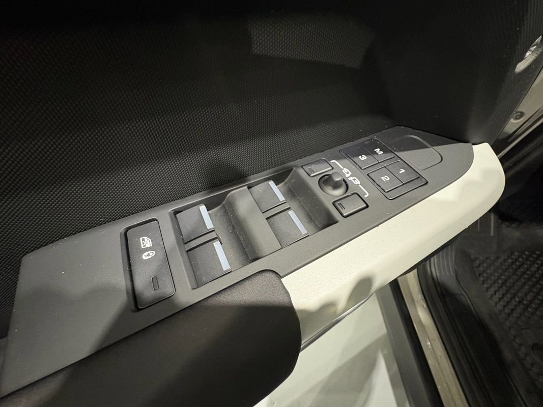 Used 2024 Land Rover Defender 110 S image 32
