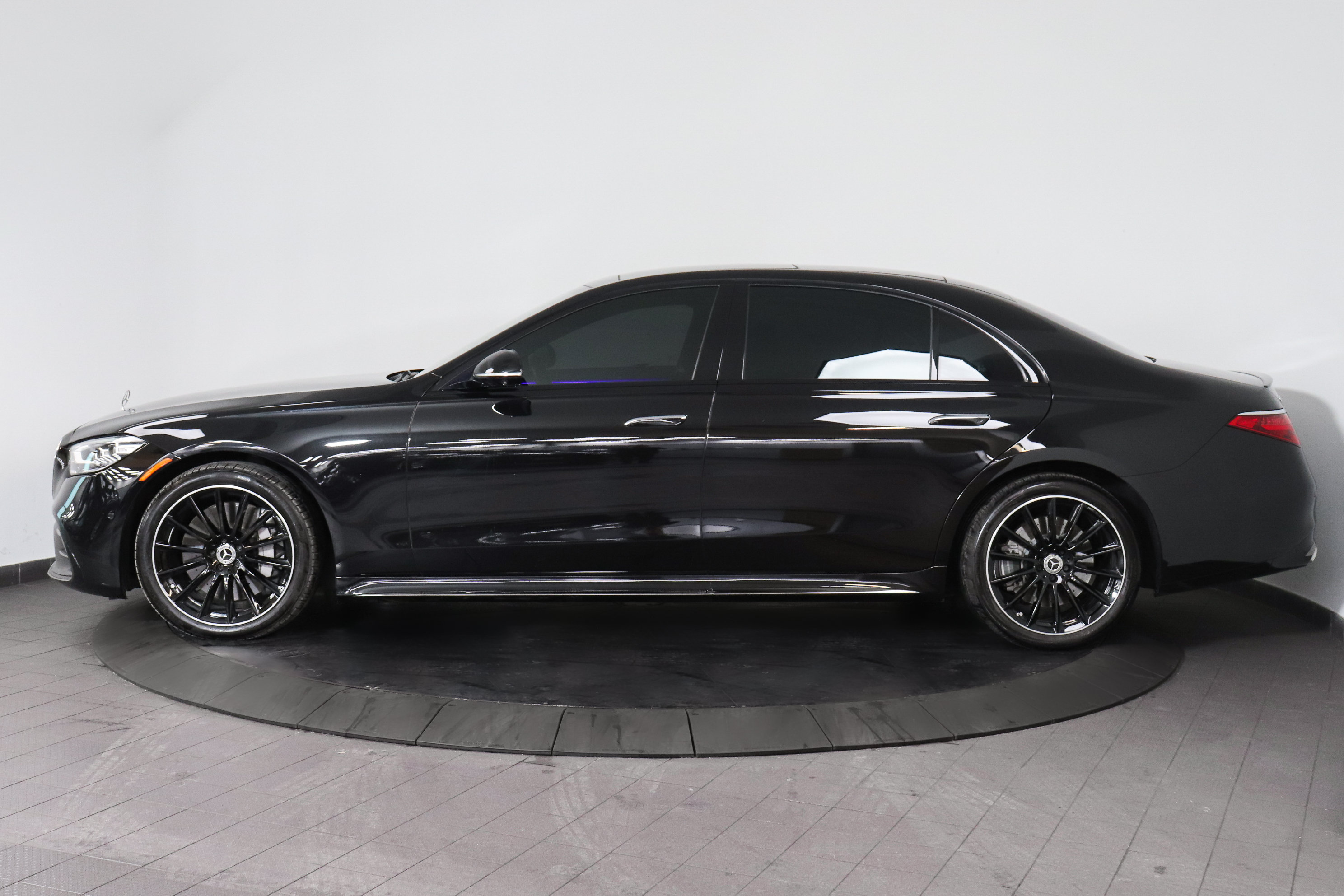 Used 2023 Mercedes-Benz S 580 4MATIC Sedan image 2