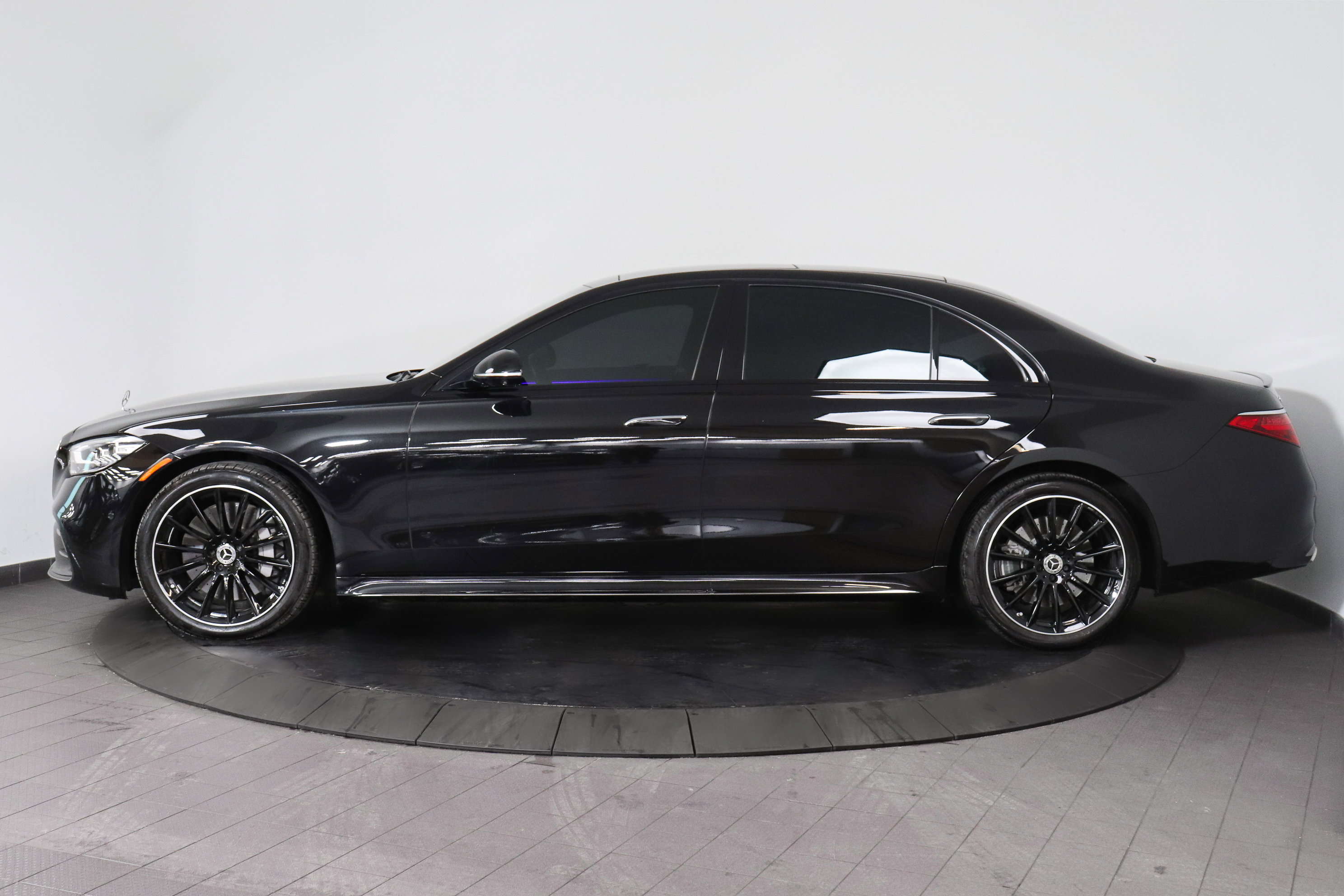Used 2023 Mercedes-Benz S 580 4MATIC Sedan image 2