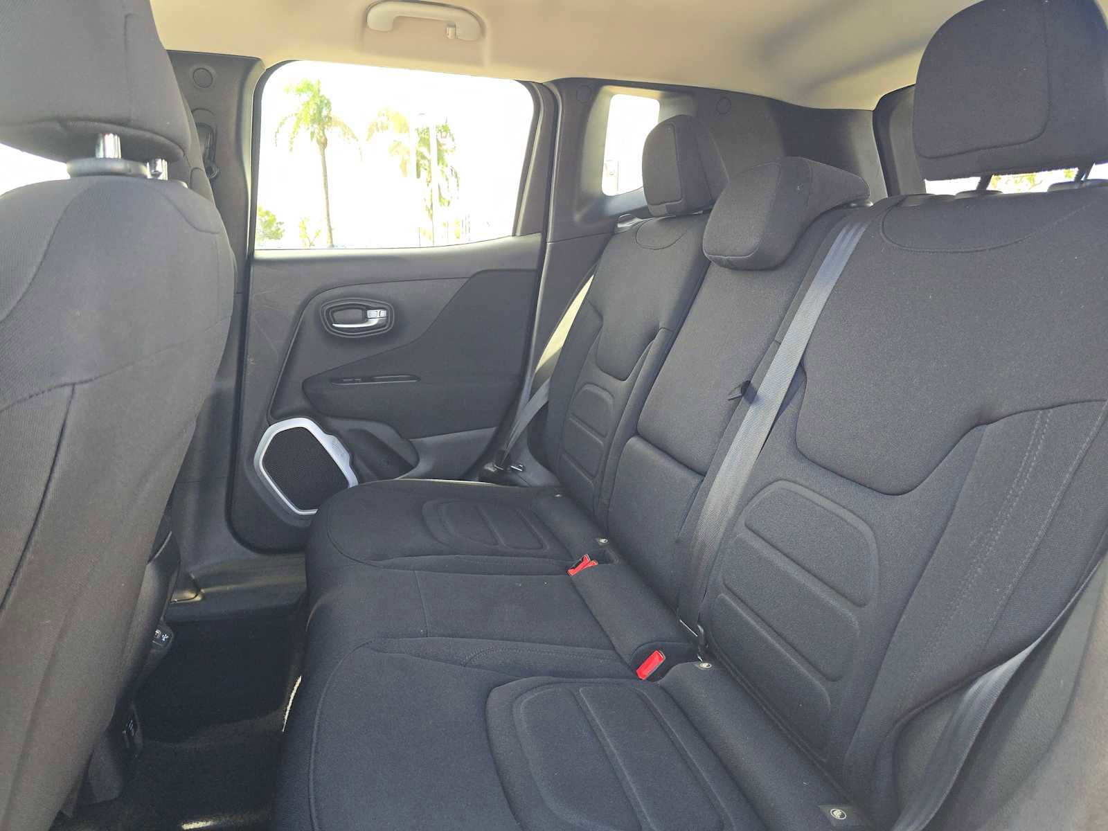 Used 2018 Jeep Renegade Latitude w/ UConnect 8.4 Nav Group image 18