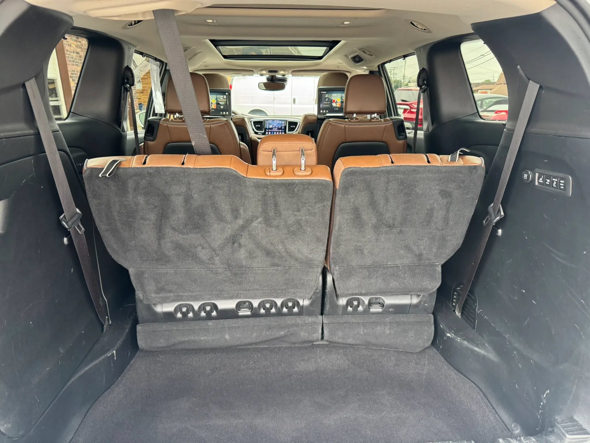 Used 2018 Chrysler Pacifica Limited w/ Tire & Wheel Group FWD image 34