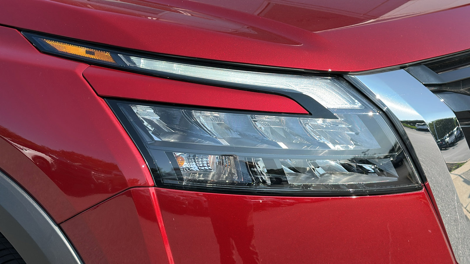 Certified 2025 Nissan Pathfinder SL image 4