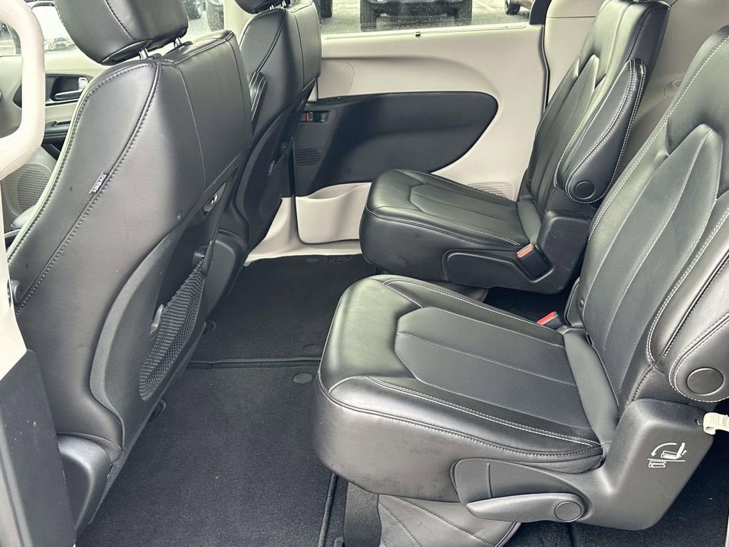 Used 2023 Chrysler Pacifica Touring-L image 12