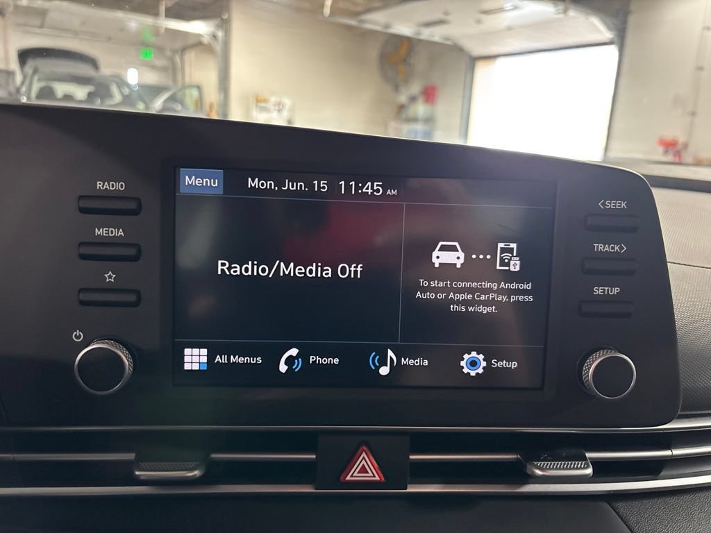 Certified 2025 Hyundai Elantra SE FWD image 17