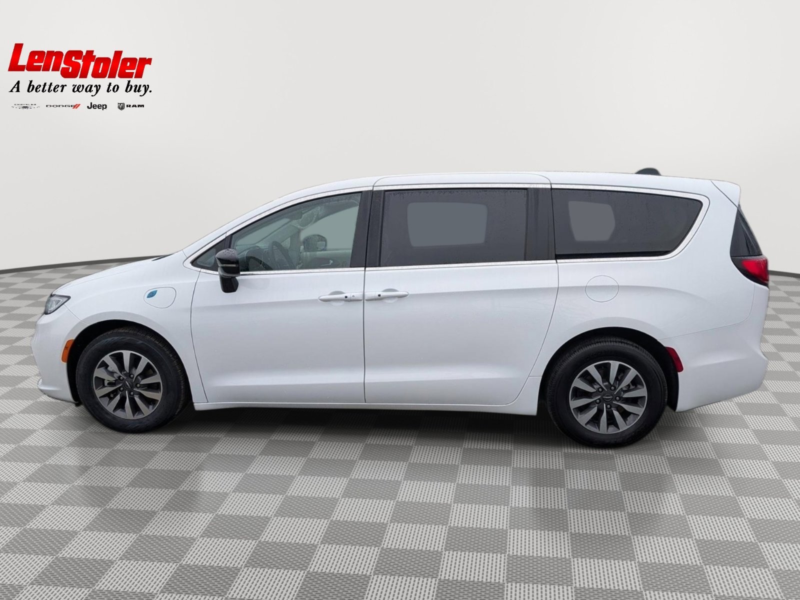 Used 2024 Chrysler Pacifica Select image 2