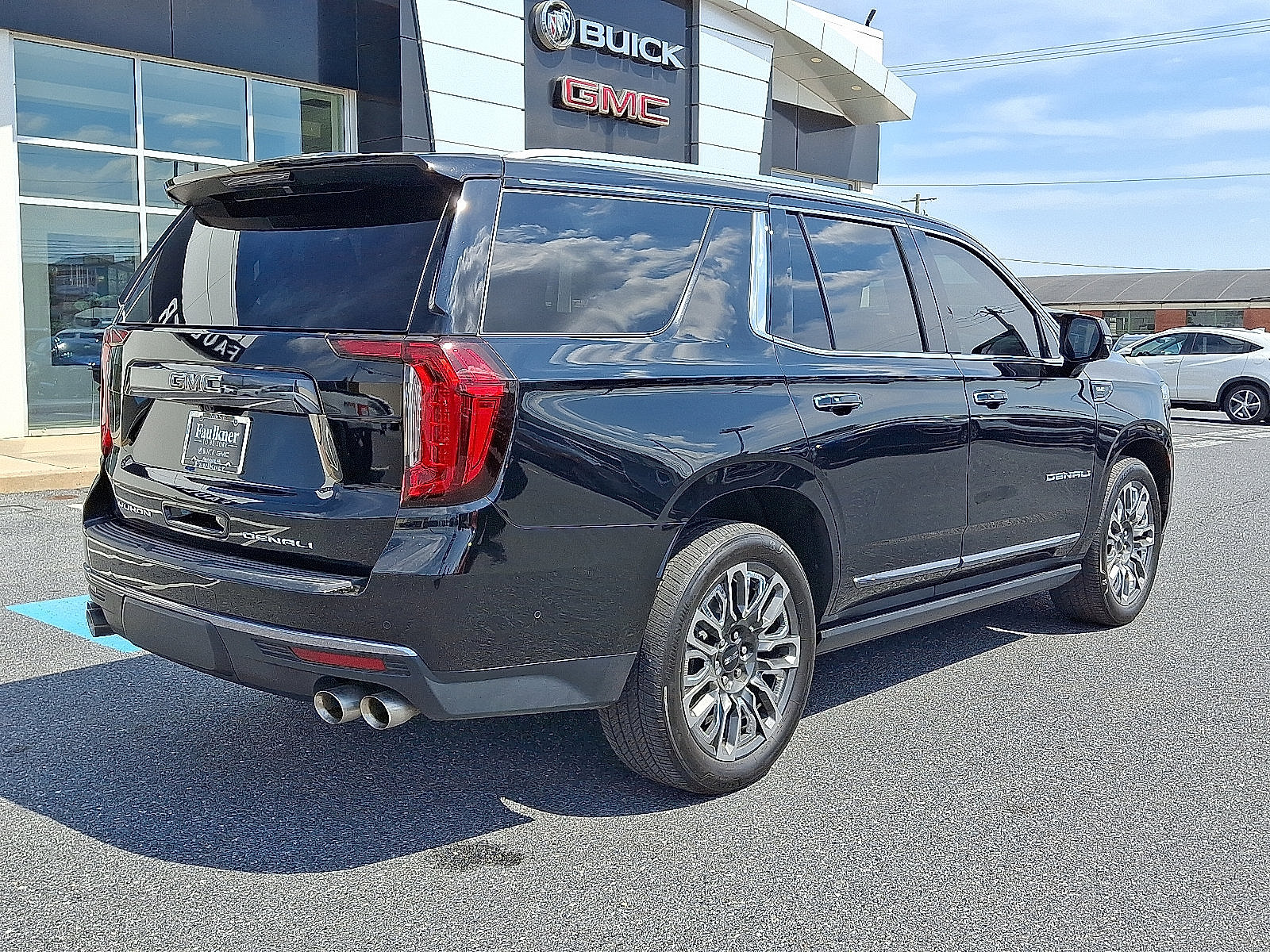 Used 2023 GMC Yukon Denali Ultimate AWD/4WD image 6