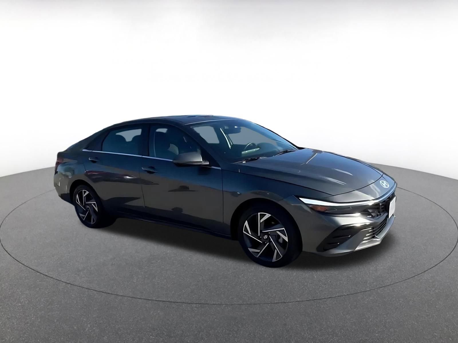 Used 2025 Hyundai Elantra SEL image 2