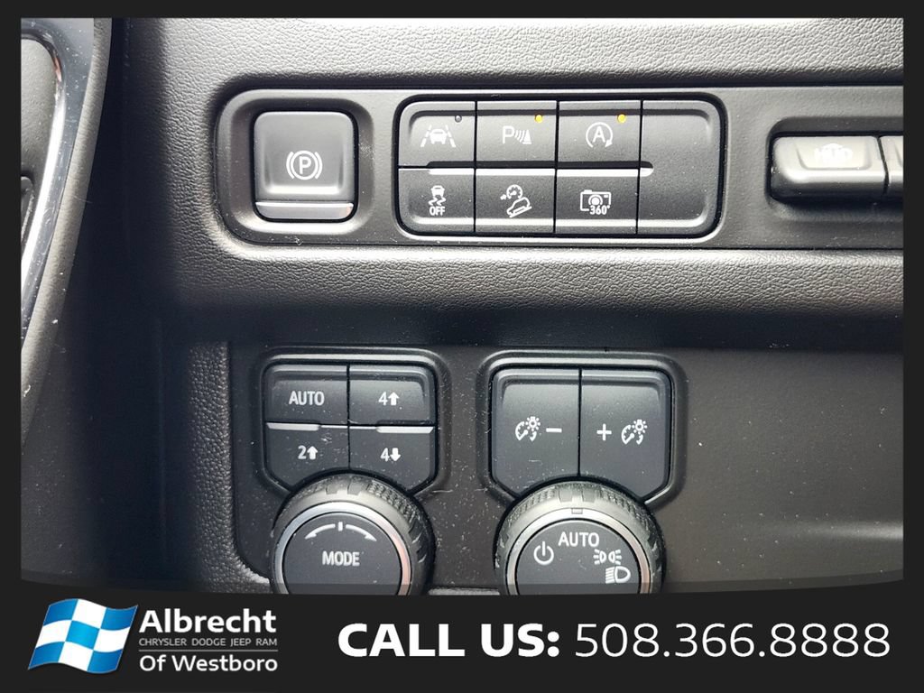 Used 2024 Chevrolet Tahoe Premier AWD/4WD image 25
