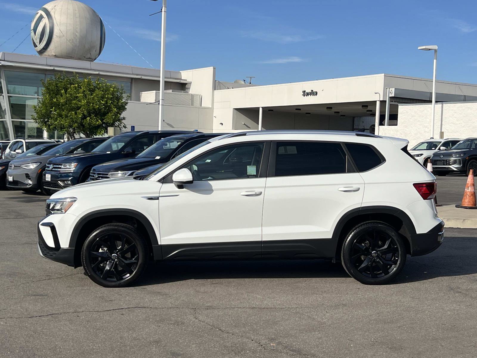 Certified 2022 Volkswagen Taos SE image 2